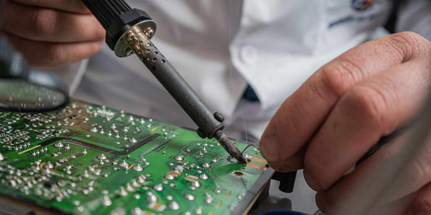 Memateri papan litar elektronik