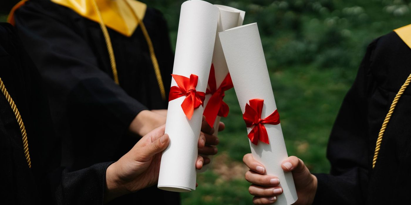 Topi graduasi dan skrol diploma